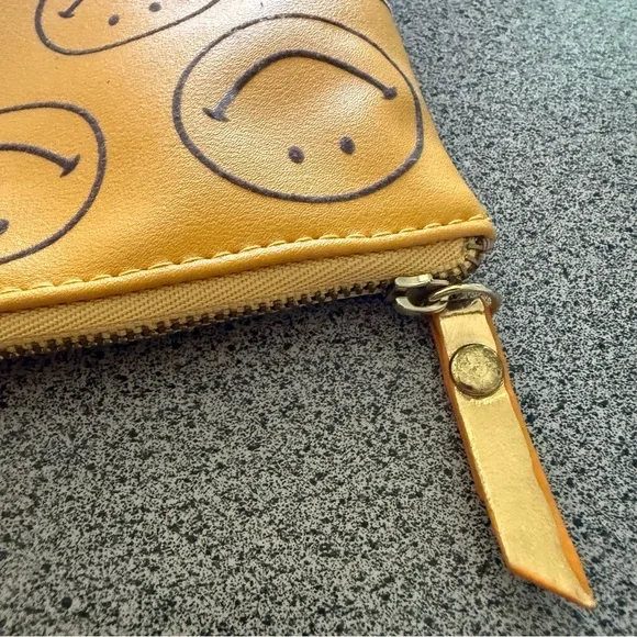 Yellow x Gold Smiley Face Pouch - Picture 4 of 5